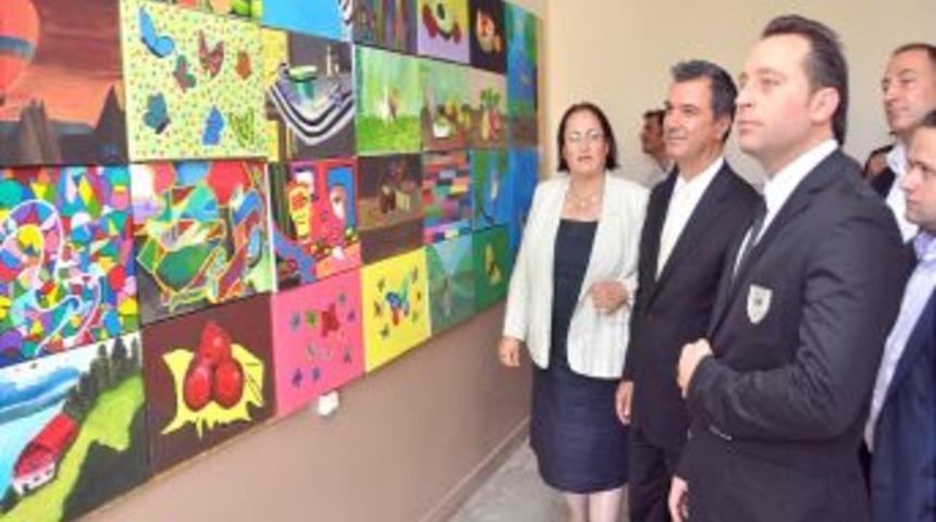 Okul Koridoruna Galeri Ve K&uuml;t&uuml;phane A&ccedil;tılar