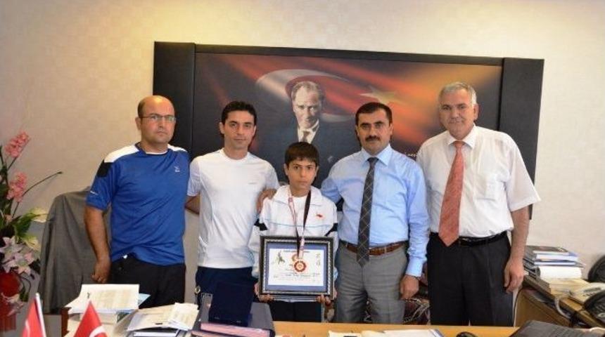 T&uuml;rkiye Birincisi Olan &Ouml;ğrenicleri Altın&rsquo;la &Ouml;d&uuml;llendirdi