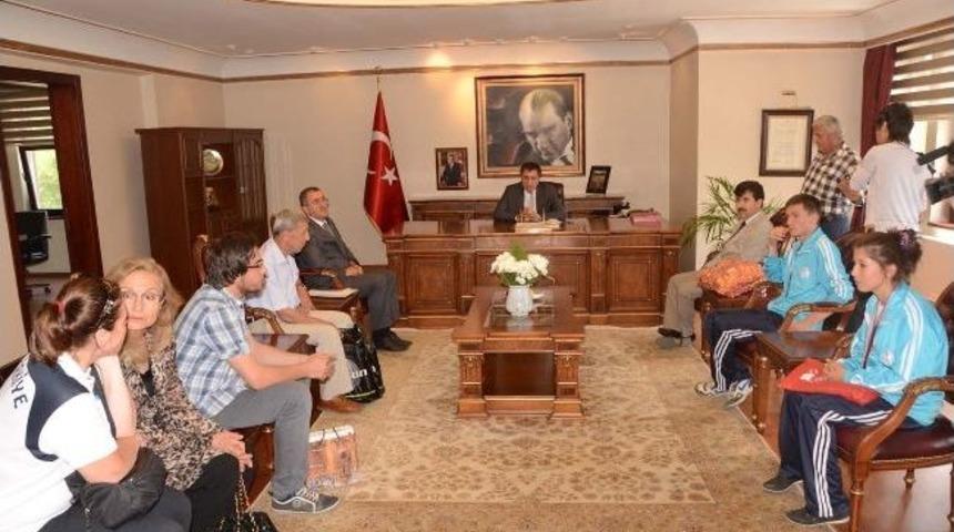 Başarılı Sporcular Vali K&uuml;&ccedil;&uuml;k&rsquo;&uuml; Ziyaret Etti