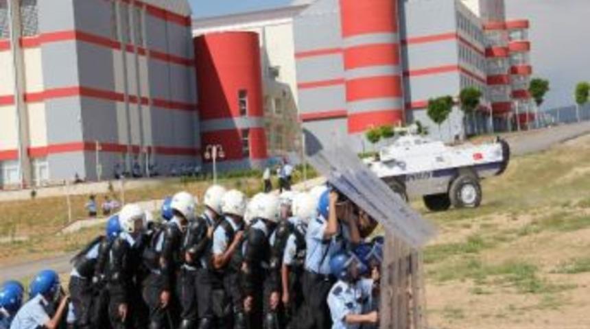 Kırşehir Polis Meslek Y&uuml;ksek Okulunda Mezuniyet &Ouml;ncesinde Polis Adayları Son Eğitimini Alıyor