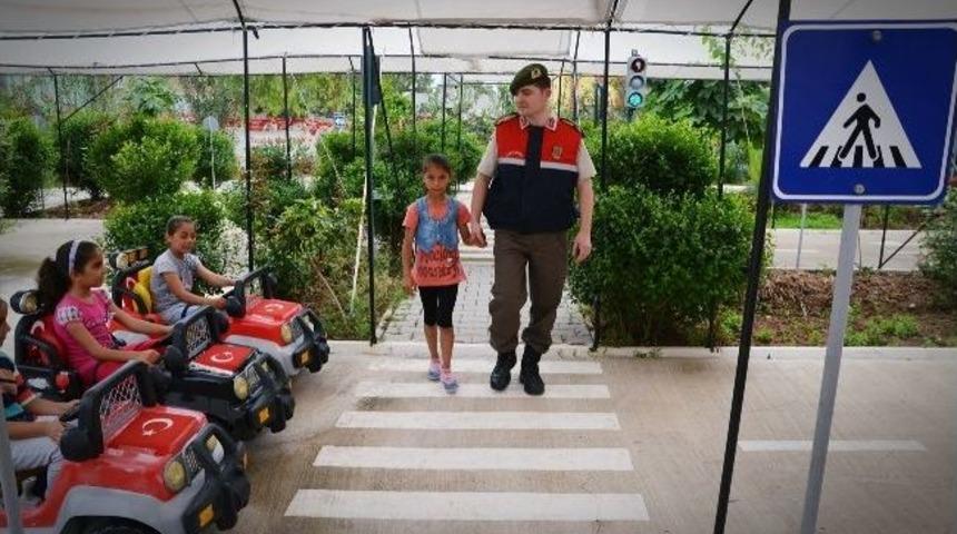 Adana&rsquo;da Minik &Ouml;ğrencilere Trafik Eğitimi