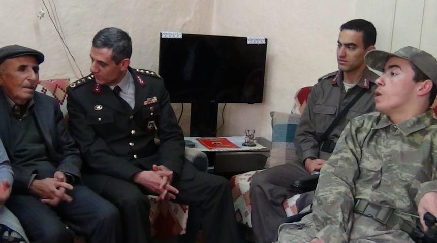 Albay Yal&ccedil;ınkaya, Makam Aracıyla G&ouml;t&uuml;rd&uuml;ğ&uuml; Sandalyeyi Engelliye Hediye Etti