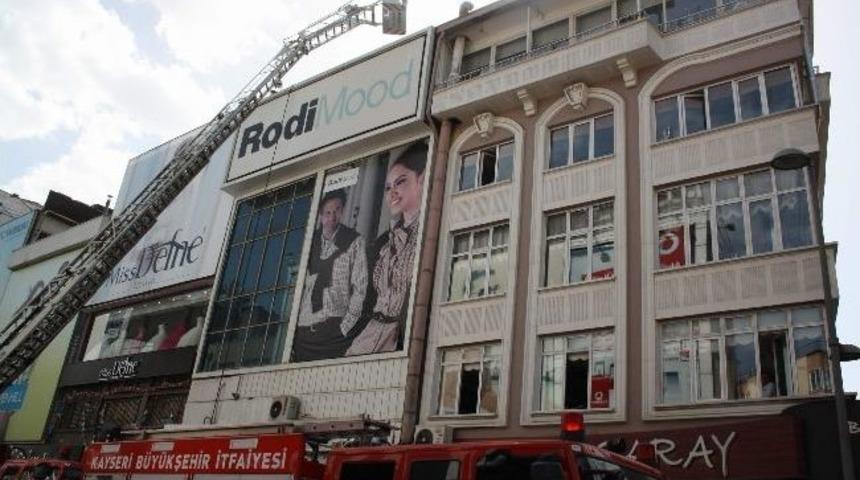 Binanın &Ccedil;atı Katında &Ccedil;ıkan Yangın Korkuttu