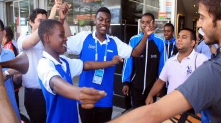 'T&uuml;rk&ccedil;enin &Ccedil;ocukları' Mersin'de Halay &Ccedil;ekti, &Ccedil;itte Telli Oynadı