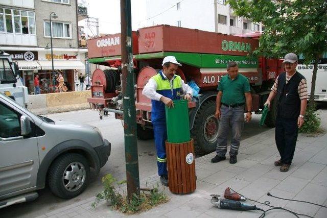 Bozüyük'te Eski Çöp Kutuları Yenileniyor