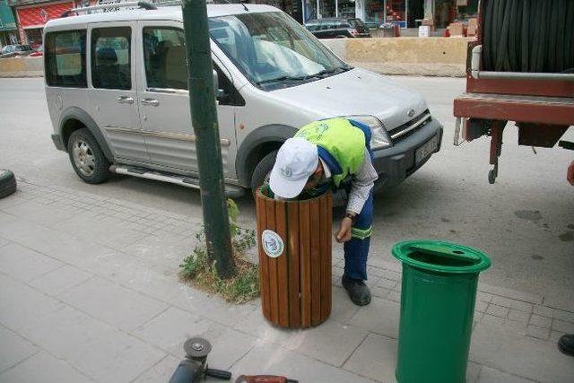 Bozüyük'te Eski Çöp Kutuları Yenileniyor