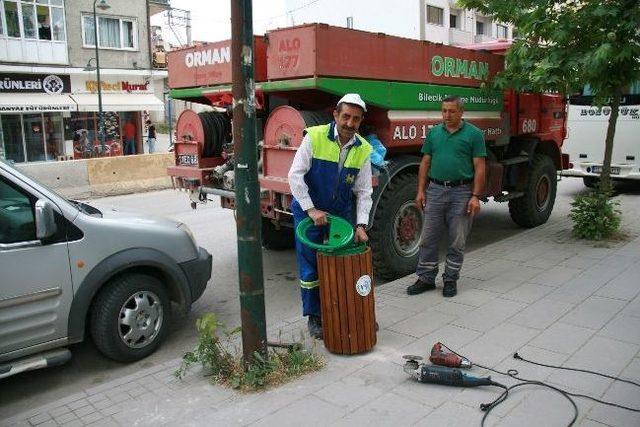 Bozüyük'te Eski Çöp Kutuları Yenileniyor