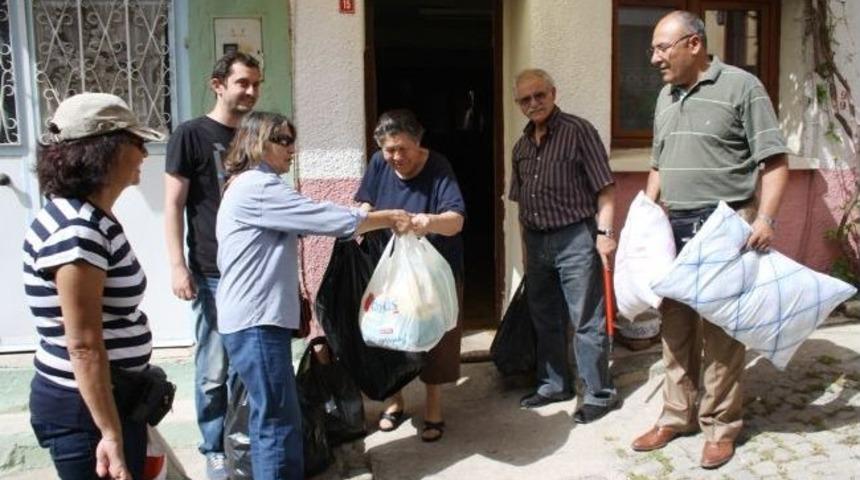 Ayvalık&rsquo;ta Chp&rsquo;liler Yoksul Ailelere Yardım Elini Uzatıyor