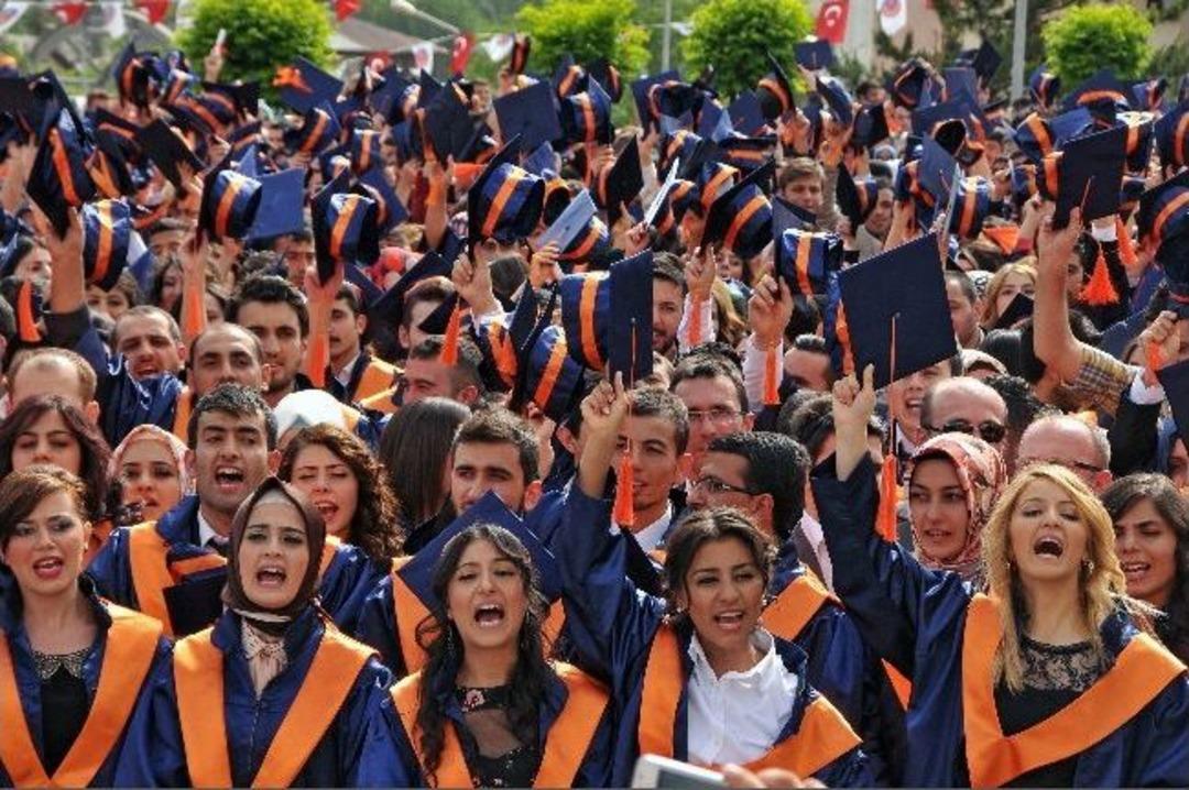 G&uuml;m&uuml;şhane &Uuml;niversitesinde Mezuniyet Coşkusu