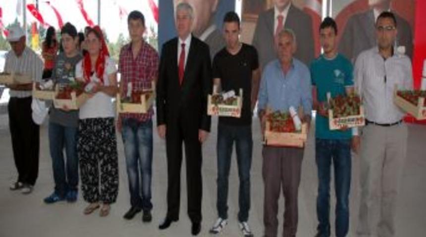 27. Sivaslı Altın &Ccedil;ilek K&uuml;lt&uuml;r Ve Turizm Festivali Başladı