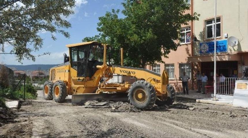 Boz&uuml;y&uuml;k Belediyesi&rsquo;nden Okul Bah&ccedil;elerine Asfalt