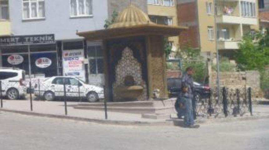 Osmanlı &Ccedil;eşmesinin Etrafına Demir Korkuluk Yapıldı