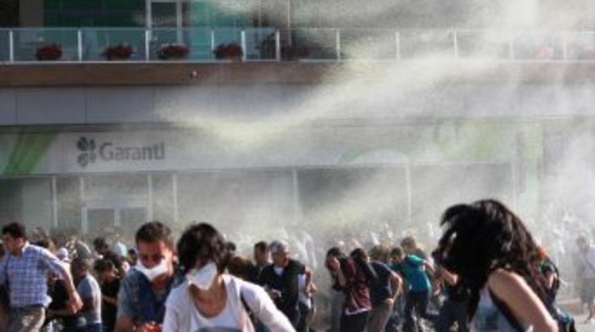 Kafeye Isabet Eden Gaz Bombası, Ortalığı Savaş Alanına &Ccedil;evirdi