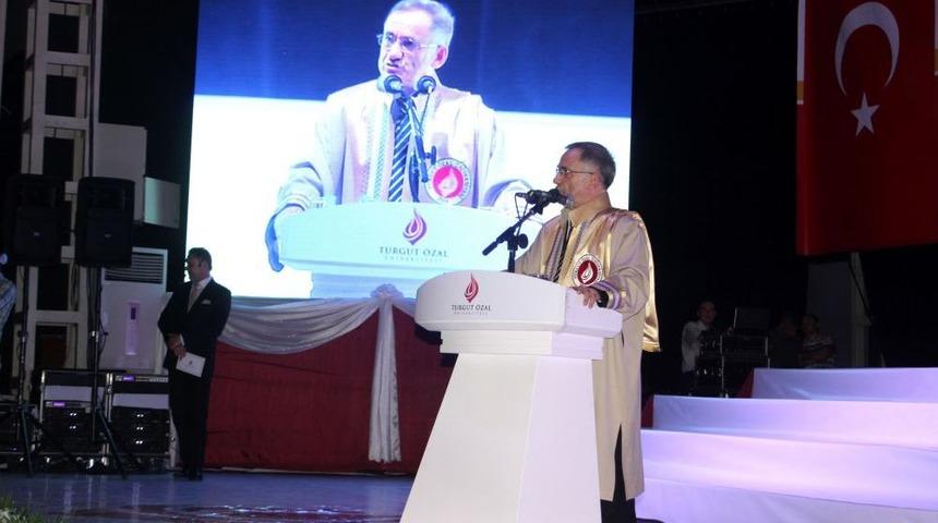 Turgut &Ouml;zal &Uuml;niversitesi, Mezunlarını G&ouml;rkemli T&ouml;renle Uğurladı
