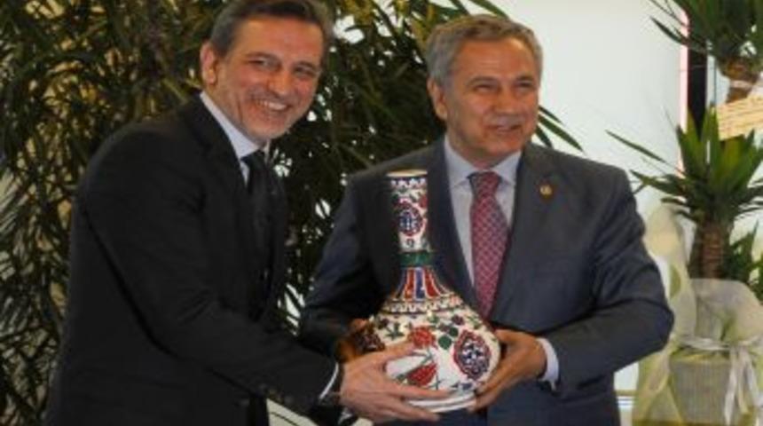 Arın&ccedil;&rsquo;tan Gazetecilere: D&uuml;ş&uuml;n&uuml;n Taşının, Yarın Boğuşalım