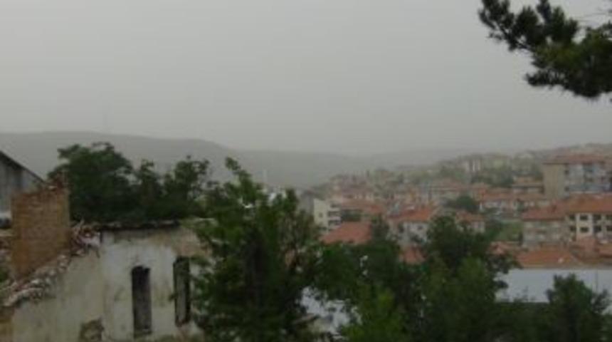 Akdağmadeni&rsquo;nde Toz Bulutu Hayatı Olumsuz Y&ouml;nde Etkiledi