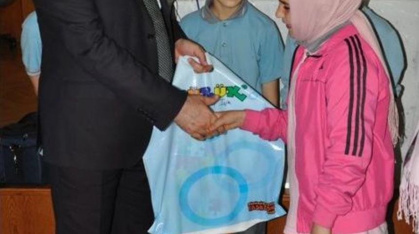 Amasya Polisinden Ihtiya&ccedil; Sahibi &Ouml;ğrencilere Kıyafet Yardımı