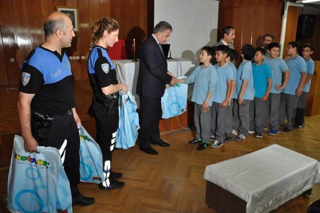 Amasya Polisinden Ihtiyaç Sahibi Öğrencilere Kıyafet Yardımı