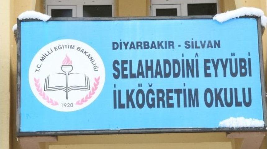 Silvan'da Okul M&uuml;d&uuml;r&uuml; Ve M&uuml;d&uuml;r Yardımcısı G&ouml;revlerinden Uzaklaştırıldı