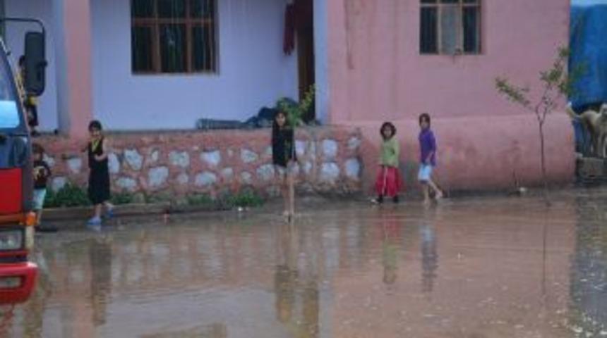 Iğdır'da sağanak yağış sele neden oldu