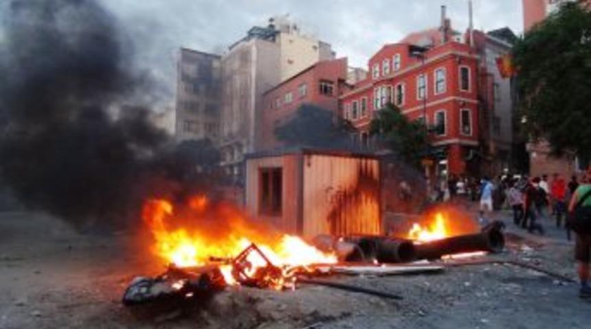 İnşaat Malzemelerini Ateşe Verdiler