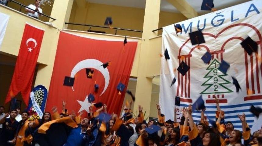 Dat&ccedil;a Meslek Y&uuml;ksek Okulu&rsquo;nda Mezuniyet Coşkusu