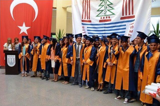 Dat&ccedil;a Meslek Y&uuml;ksek Okulu&rsquo;nda Mezuniyet Coşkusu 2