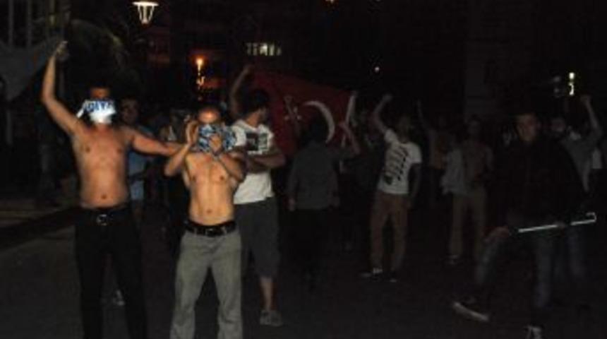 Kocaeli'de AK Parti Binasına Y&uuml;r&uuml;mek Isteyen Eylemcilere Polis M&uuml;dahalesi