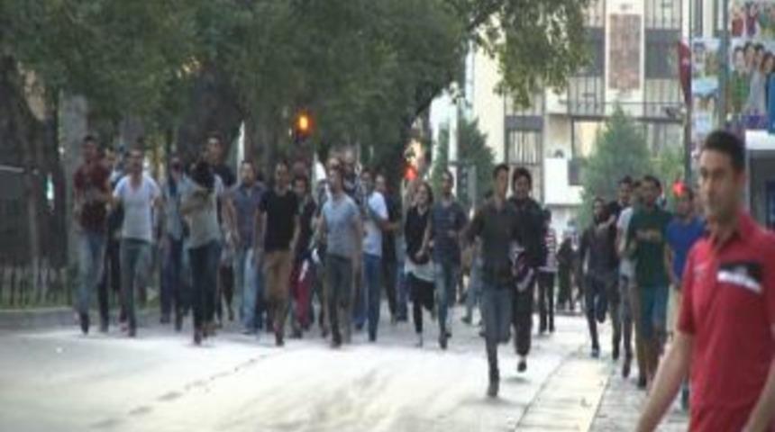 İzmir&rsquo;de &lsquo;Gezi Parkı&rsquo; Olayları Sabaha Kadar S&uuml;rd&uuml;: 92 G&ouml;zaltı