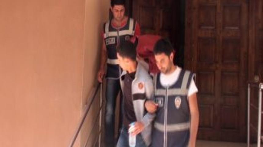 ATM&rsquo;lere Kopyalama Cihazı Yerleştiren Iki Kişi Yakalandı