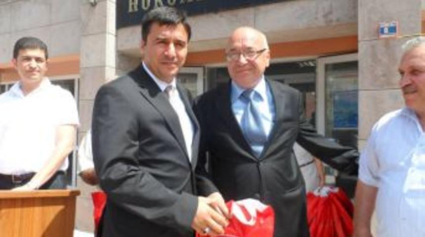 Sigara bırakan 20 kişiye g&ouml;mlek ve kravat hediye edildi