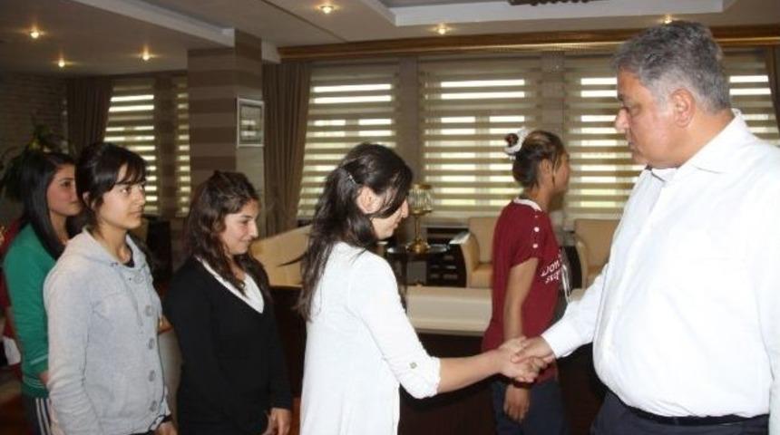 Bayan Futbol Takımı Vali Tekinarslan&rsquo;ı Ziyaret Etti