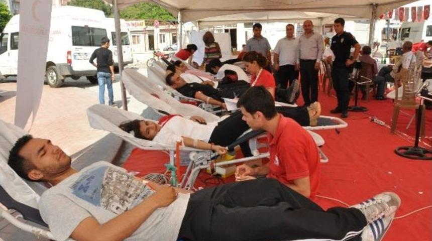 D&ouml;rtyol&rsquo;da Kızılay&rsquo;a 390 &Uuml;nite Kan Bağışı