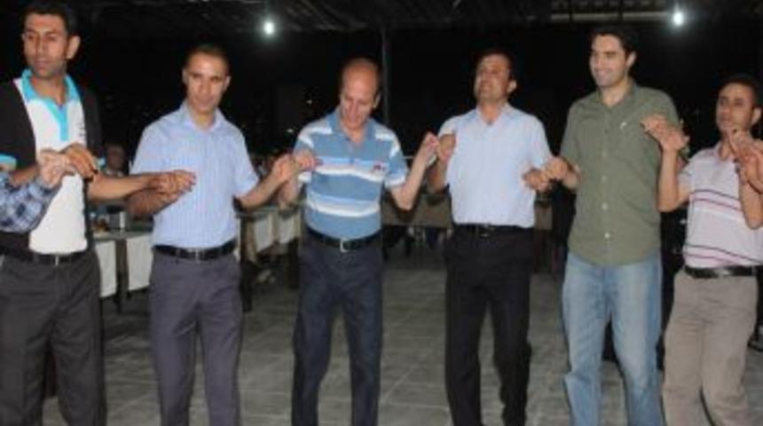 Cizre&rsquo;de Hakim Ve Savcılar K&uuml;rt&ccedil;e Şarkı Eşliğinde Halay &Ccedil;ekti