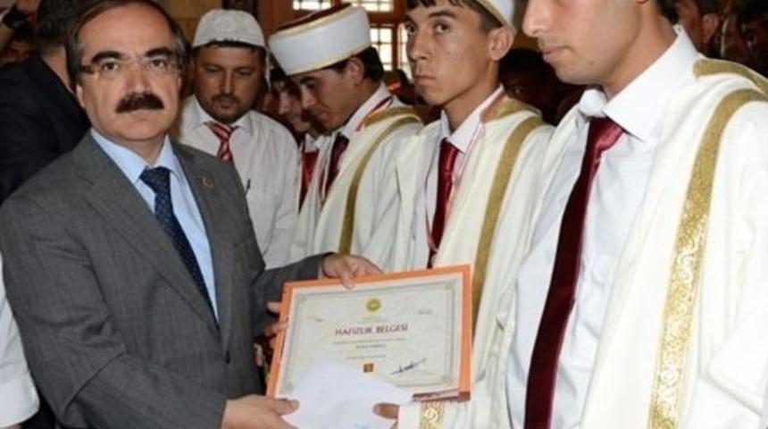 28 Hafız İ&ccedil;in Hafızlık Merasimi Yapıldı