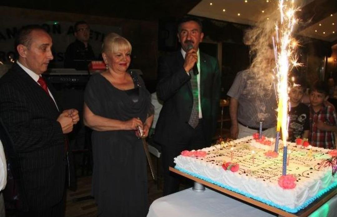 Sanat&ccedil;ı Huri Sapan&rsquo;dan Sahnelere Veda