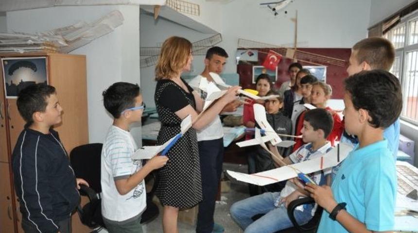 Model U&ccedil;akla Hayallerini U&ccedil;uruyorlar