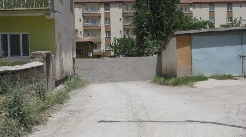 Arsa Sahibi Caddeye Duvar &Ouml;r&uuml;nce Vatandaş Evine Gidemedi