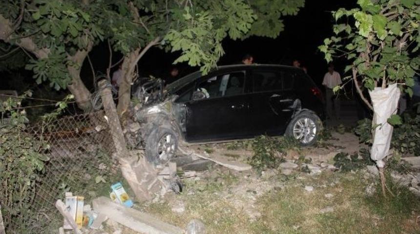 Otomobil Ağaca &Ccedil;arptı: 1 Yaralı