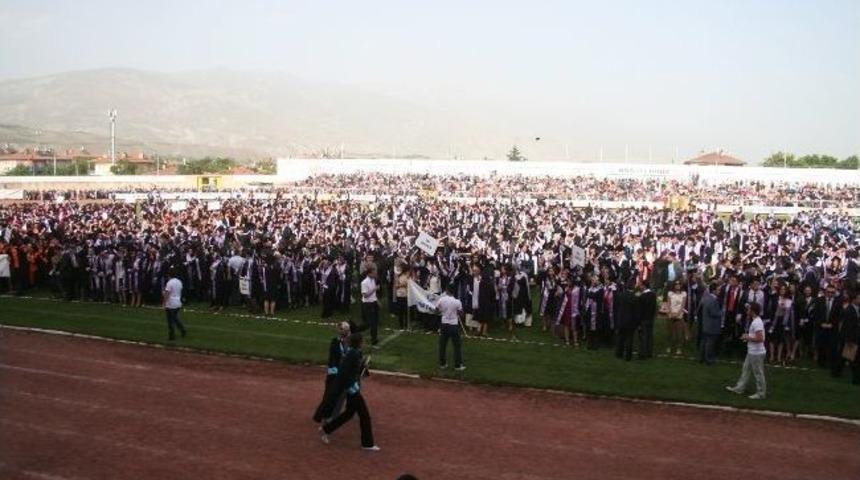 Erzincan &Uuml;niversitesi&rsquo;nde Mezuniyet Coşkusu
