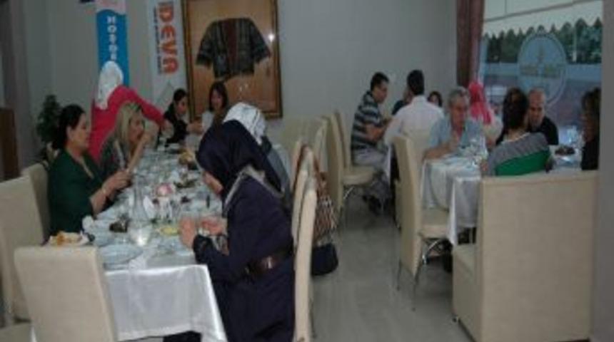 Tarsus&rsquo;ta Ruh Hastaları Yararına Yemek Verildi