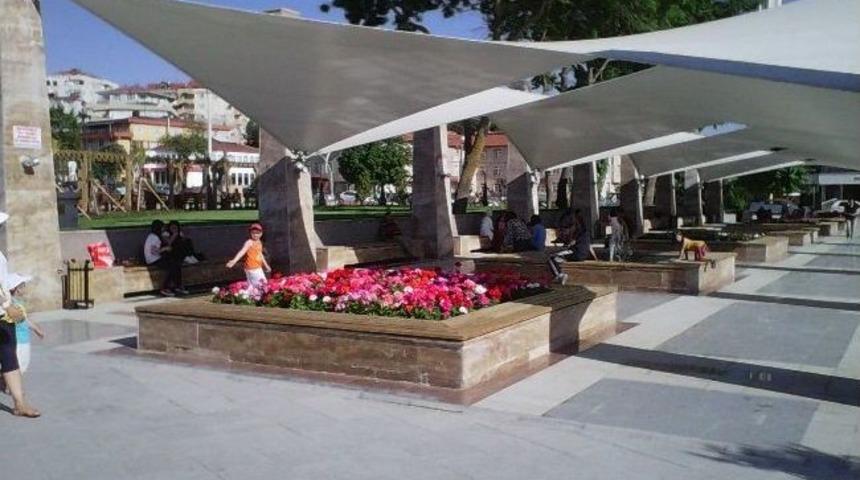 Ak&ccedil;akoca &Ccedil;i&ccedil;eklerle Donatılıyor