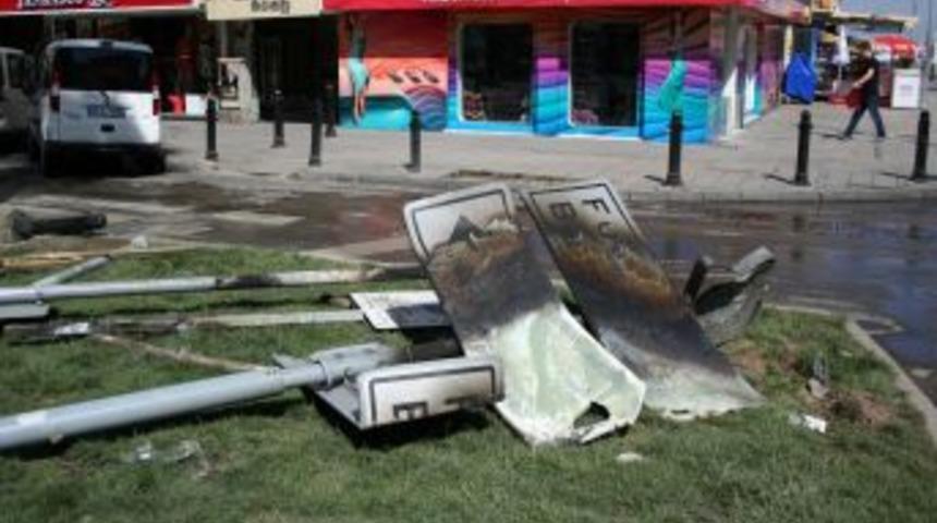 İzmir'de Savaş Alanına D&ouml;nen Sokaklar Temizleniyor