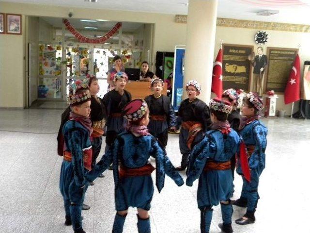 &Uuml;lkemli Miniklerden Halk Oyunları G&ouml;sterisi 3