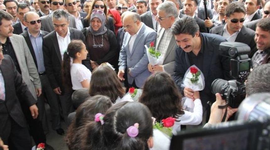 Akil İnsanlar Doğu Anadolu B&ouml;lgesi Heyeti, &Ccedil;i&ccedil;eklerle Karşılandı