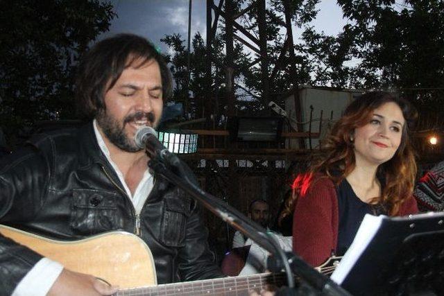 Grup Abdal &Ouml;ğrenciler İ&ccedil;in Konser Verdi 1