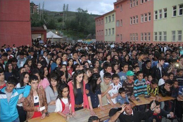 Grup Abdal &Ouml;ğrenciler İ&ccedil;in Konser Verdi 2