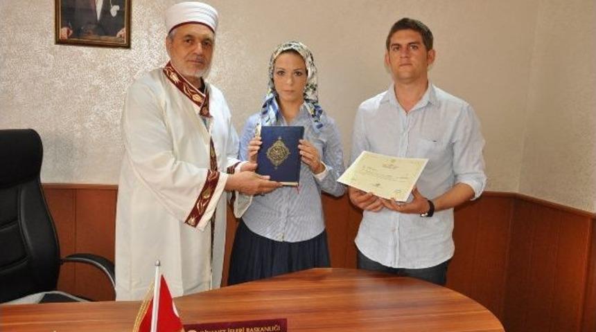 Sevdiği Gen&ccedil; İ&ccedil;in M&uuml;sl&uuml;man Oldu