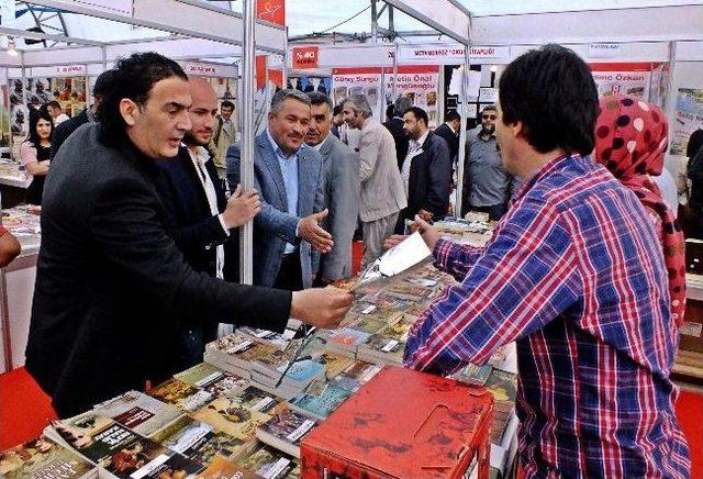 Ak Parti Van İlbaşkanı Aras, Kitap Fuarı Katılımcılarına Karafille Teşekkür Etti