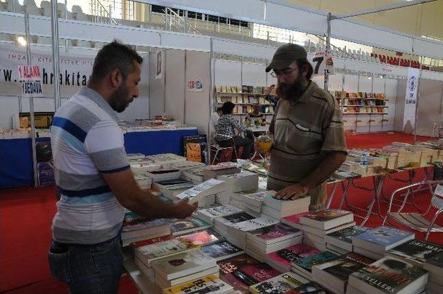 Kitap Fuarına Büyük İlgi